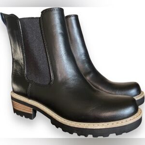 EUC Universal Thread Women's Chelsea Boots - Size: 6